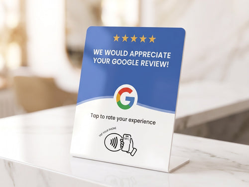 Google Review Bord op een marmeren balie