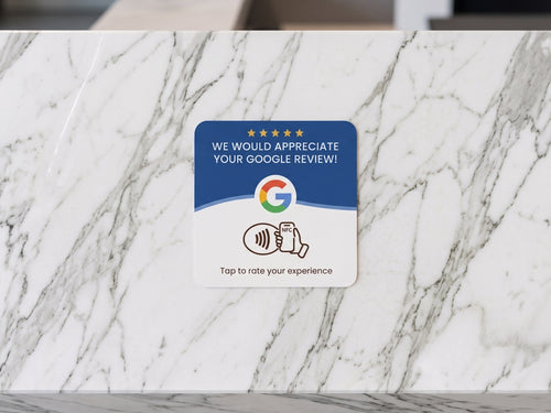 Google Review Card op een marmeren balie