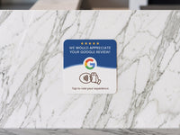 Google Review Card op een marmeren balie